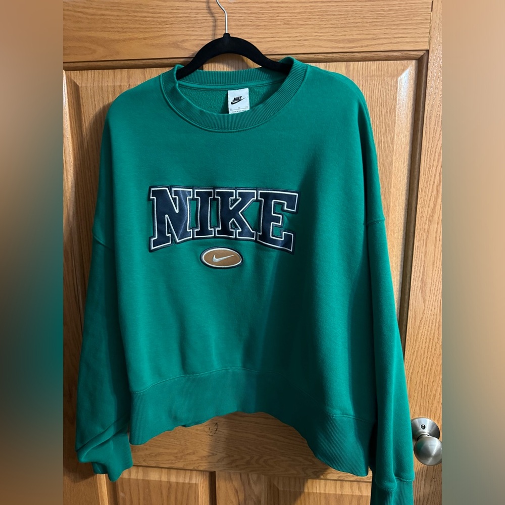 Nike women’s cropped crewneck
